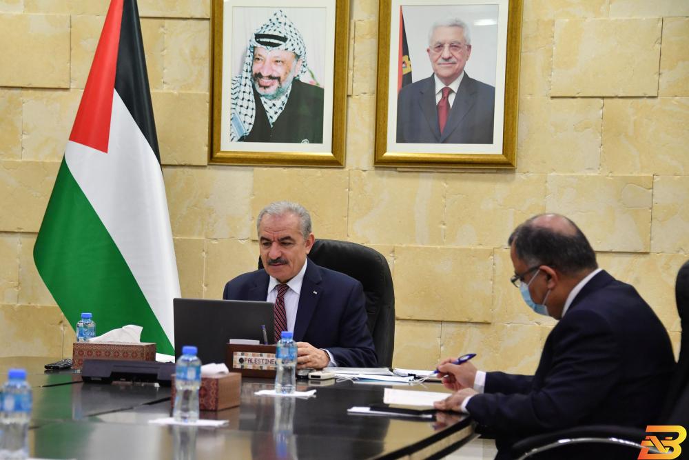 رئيس الوزراء محمد اشتية يترأس اجتماع الحكومة عبر تقنية الاتصال عن بعد الحكومة توافق على اتفاقية البنك الأوروبي