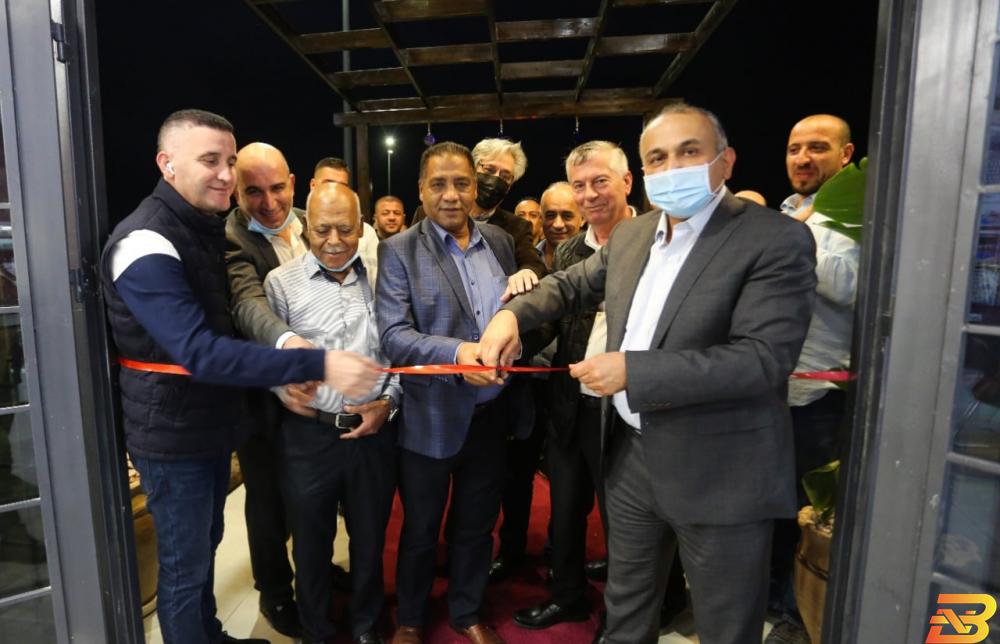 جانب من قص شريط الافتتاح ’بوابة أريحا’ تفتتح مركز المبيعات والتسويق الخاص بشركة سراب