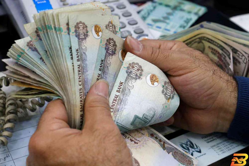 أوراق نقدية من عملة الدرهم الإماراتي-تصوير رويترز الإمارات: لا خطط حاليا لزيادة ضريبة القيمة المضافة