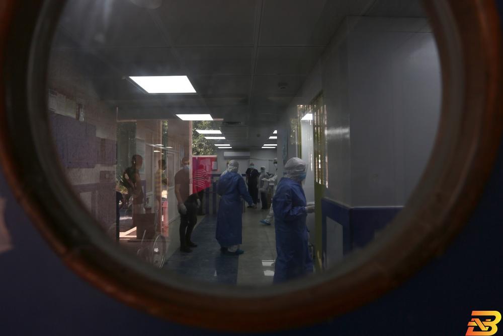 طواقم طبية داخل مستشفى في نابلس-أرشيف وفا 5 وفيات 823 إصابة جديدة بفيروس كورونا