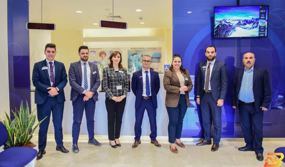 موظفون في فرع البنك العربي في بيرزيت البنك العربي يُعيد افتتاح فرع بيرزيت بحلته الجديدة