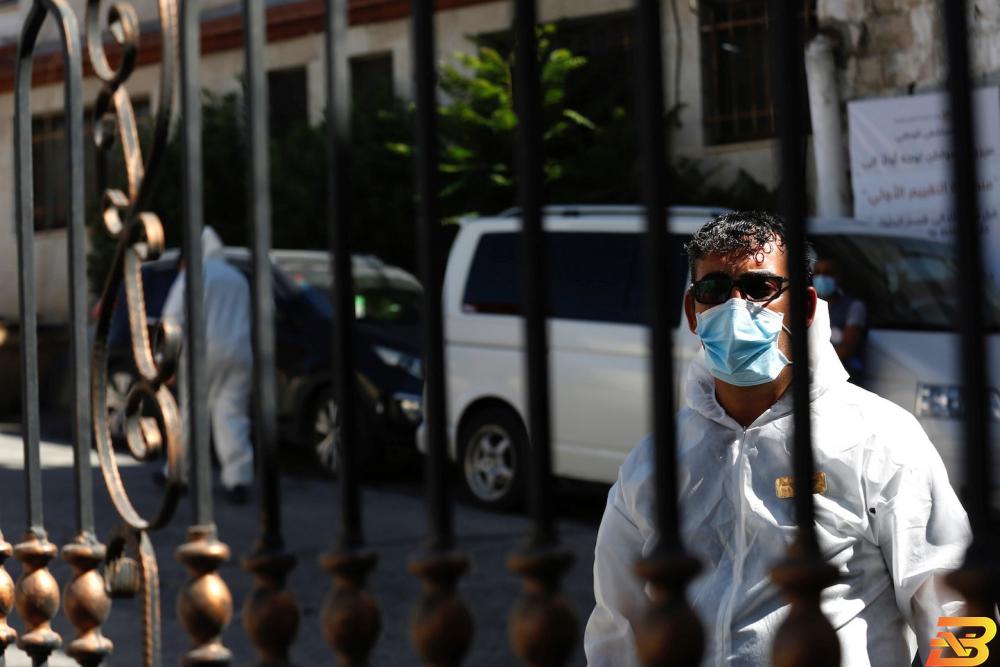 طواقم طبية أمام المستشفى الوطني في نابلس-أرشيف وفا إغلاق ليلي في محافظة نابلس لمدة 5 أيام
