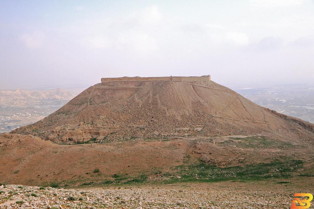 صورة توضيحية-آثار قلعة ديوكوس (الحوطة) والتي تقع على قمة جبل قرنطل (عدسة:سليمان أبو سرور/وفا) الموافقة على استصلاح وتطوير أراضٍ حكومية في منطقة جبل القرنطل