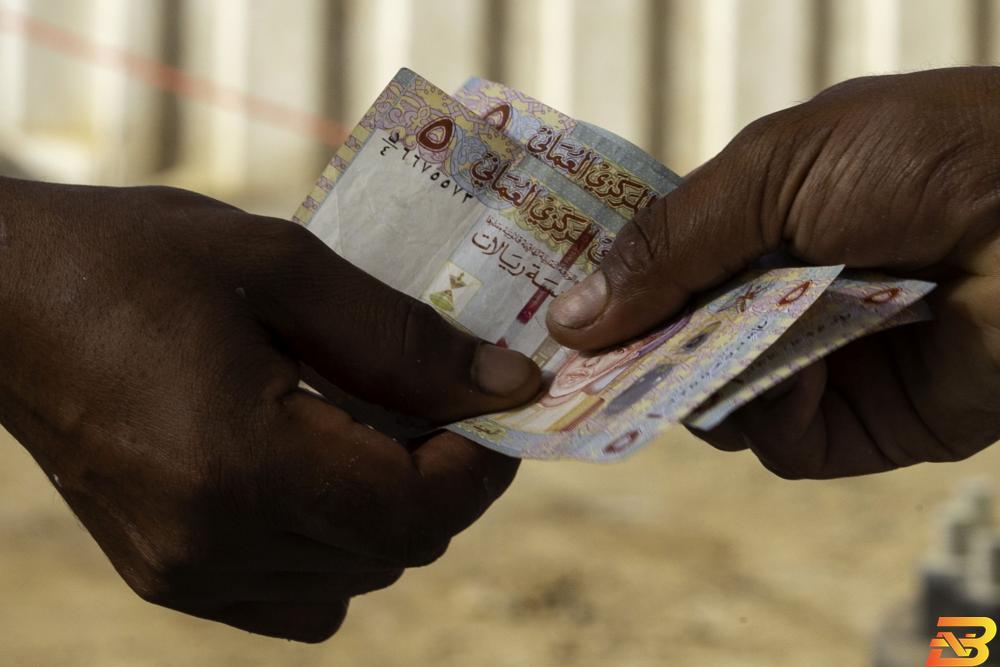 أوراق نقدية من عملة الريال العماني-تصوير وكالات عمان تجري محادثات مع بنوك بشأن قرض لا يقل عن مليار دولار