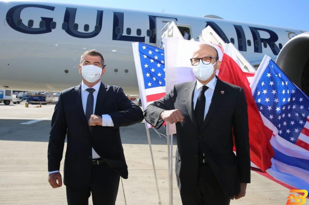 وزير خارجية البحرين عبد اللطيف الزياني (يمين) خلال استقباله من وزير الخارجية الإسرائيلي جابي أشكنازي في مطار اللد-تصوير وكالات إسرائيل والبحرين تطبقان نظام التأشيرة الإلكترونية