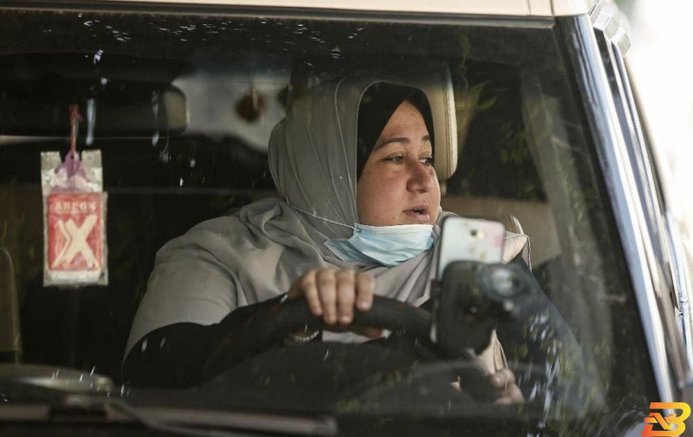 نائلة أبو جِبة فلسطينية التي تعمل سائقة سيارة أجرة بقطاع غزة-تصوير وكالات تعرفوا على أول سائقة تاكسي في غزة