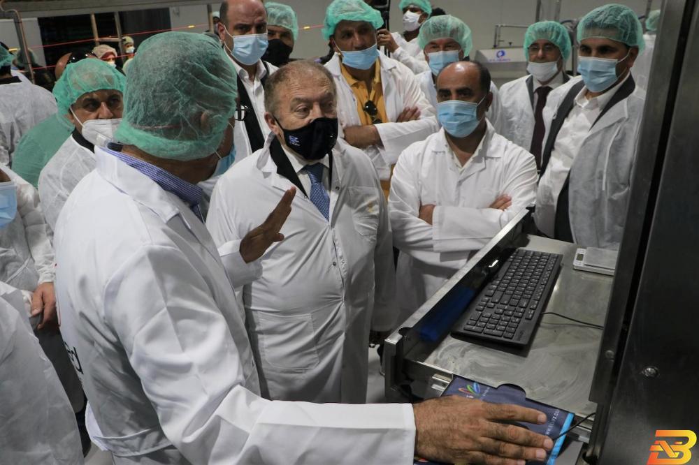 وزير الاقتصاد الوطني خالد العسيلي، ووزير الزراعة رياض العطاري، يفتتحان مصنع لتعبئة و تغليف التمور في قرية الجفتلك بالأغوار الشهر الماضي-تصوير وفا وزارة الاقتصاد ترخّص 8 مصانع توفر 300 فرصة عمل