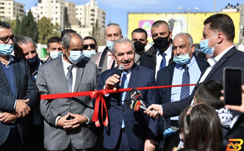 جانب من قص شريط الافتتاح رئيس الوزراء يفتتح شارع قلنديا-القدس بعد تأهيله