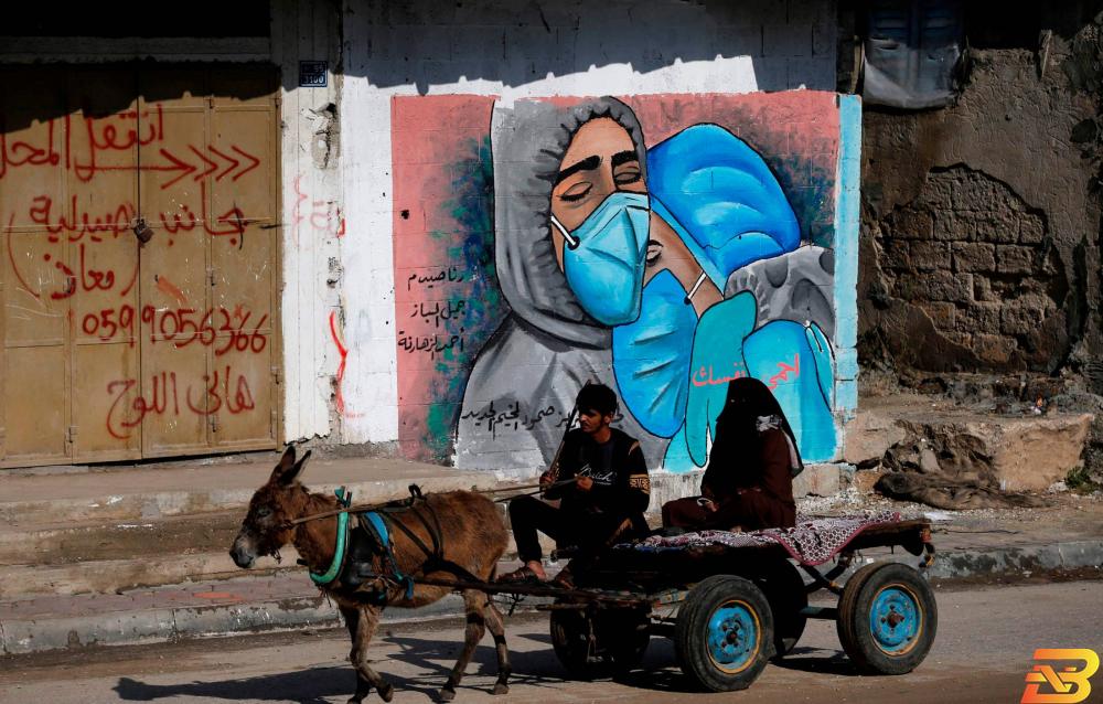 جدارية توعوية للوقاية من فيروس كورونا في أحد شوارع قطاع غزة-تصوير وكالات 9 وفيات و1720 إصابة جديدة بفيروس كورونا