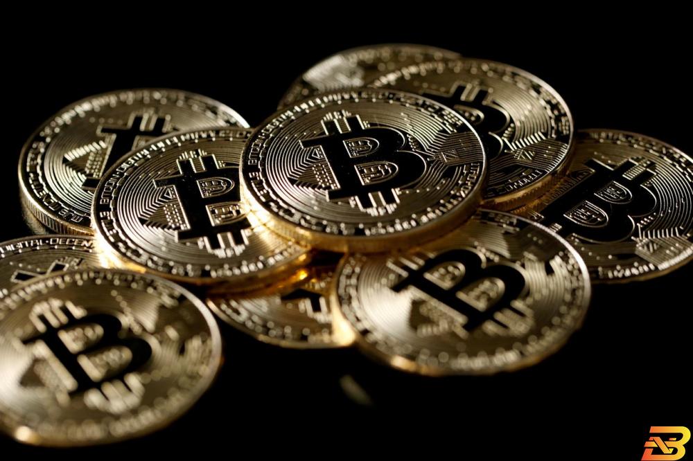 عملة بتكوين الإفتراضية-تصوير رويترز بتكوين تقود موجة بيع للعملات المشفرة وتهبط 9.7%