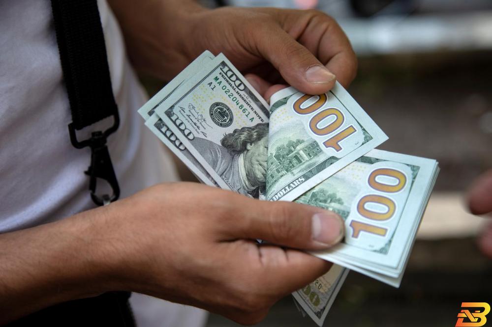 أوراق نقدية من عملة الدولار الأميركي-تصوير وكالات الدولار ينخفض وسط تحذيرات من مزيد من التراجع
