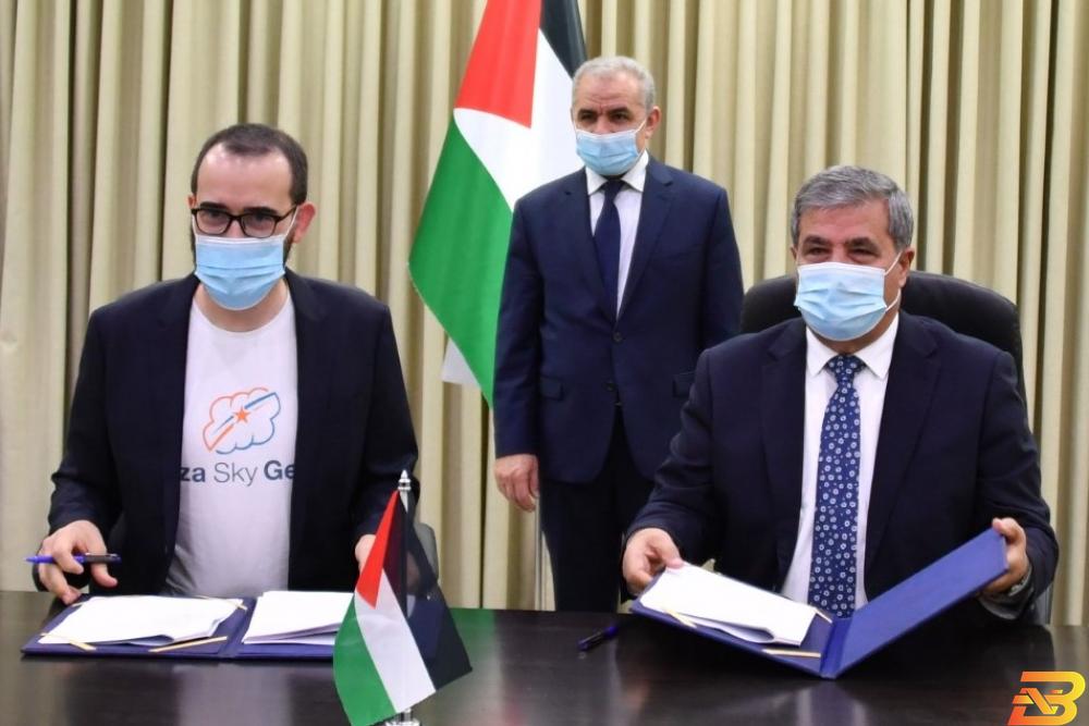 جانب من توقيع الاتفاقية توقيع اتفاقية إطلاق برنامج البرمجة للشباب في قطاع غزة