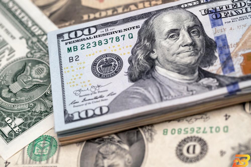 أوراق من عملة الدولار الأمريكي-تصوير وكالات الدولار يهوي لأدنى مستوى في أكثر من عامين
