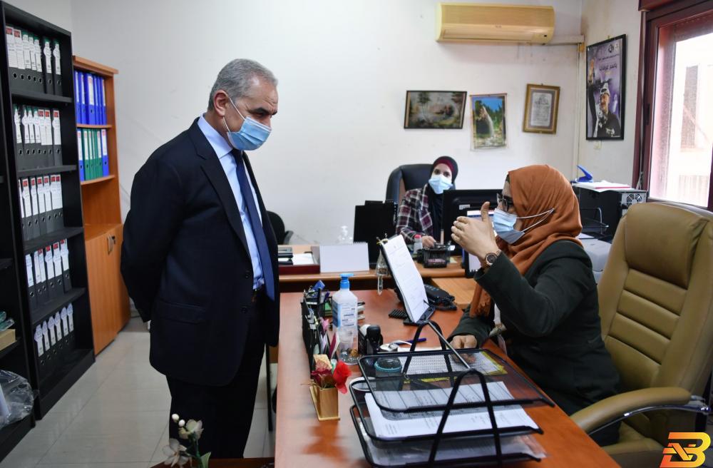 جانب من الزيارة رئيس الوزراء يتفقد وزارة النقل والمواصلات