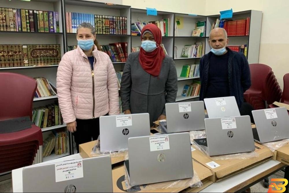 جانب من تسليم الأجهزة مؤسسة فيصل الحسيني تسلم 151 حاسوب لـ 14 مدرسة مقدسية