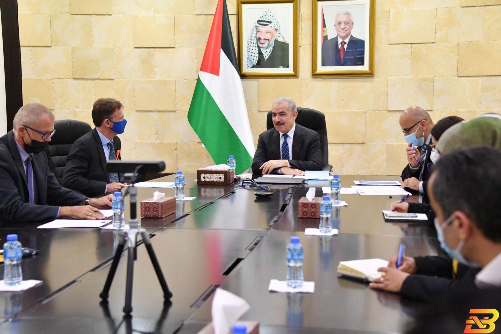 رئيس الوزراء محمد اشتية، وممثل الاتحاد الأوروبي لدى فلسطين سفين كون فون بورغسدورف، يطلقان المنصة الفلسطينية الأوروبية لبنوك الاستثمار. إطلاق المنصة الفلسطينية الأوروبية لبنوك الاستثمار