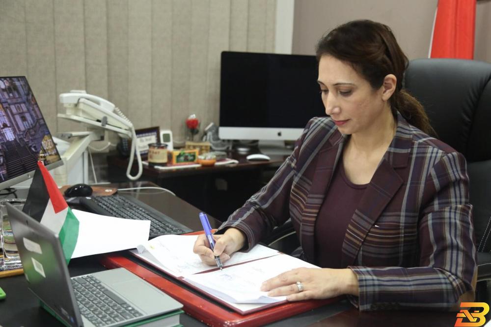 رئيسة الجهاز المركزي للإحصاء الفلسطيني علا عوض توقّع المذكرة توقيع مذكرة تفاهم بهدف إنشاء مراصد لسوق العمل في فلسطين
