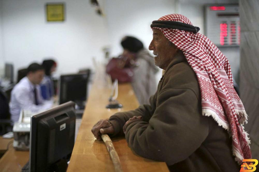 فرع لأحد البنوك في رام الله-تصوير وكالات سلطة النقد تعلن آلية خصم أقساط قروض الموظفين العموميين