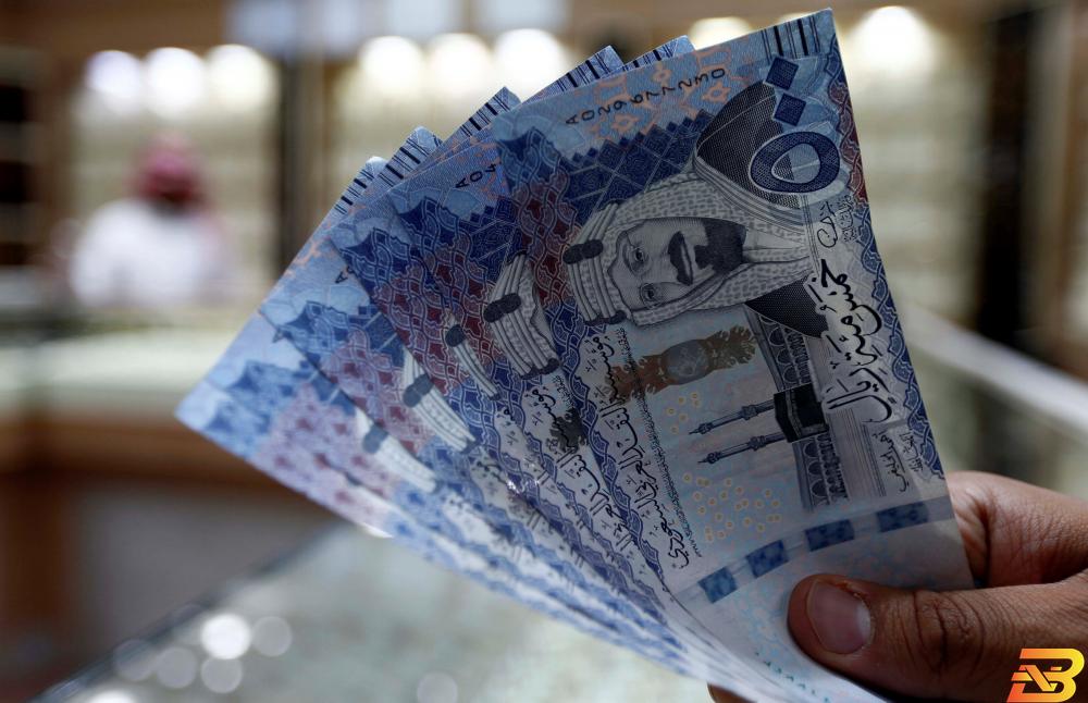 أوراق من عملة الريال السعودي-تصوير وكالات تنفيذ أول عملية لـ ’الريبو الإسلامي’ في السوق السعودية