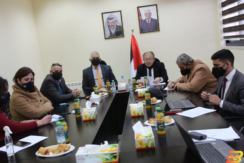 جانب من اللقاء العسيلي يدعو المانحين إلى مساعدة الحكومة في إنعاش الاقتصاد