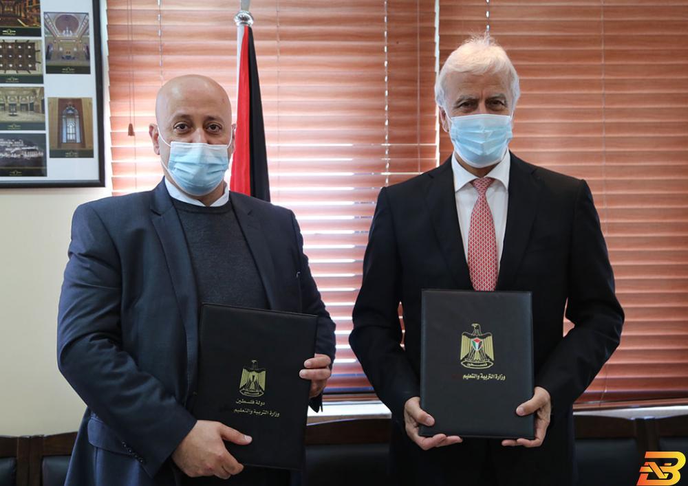 جانب من توقيع المذكرة التربية و’إنجاز فلسطين’ توقعان مذكرة تفاهم لتدريب الطلبة