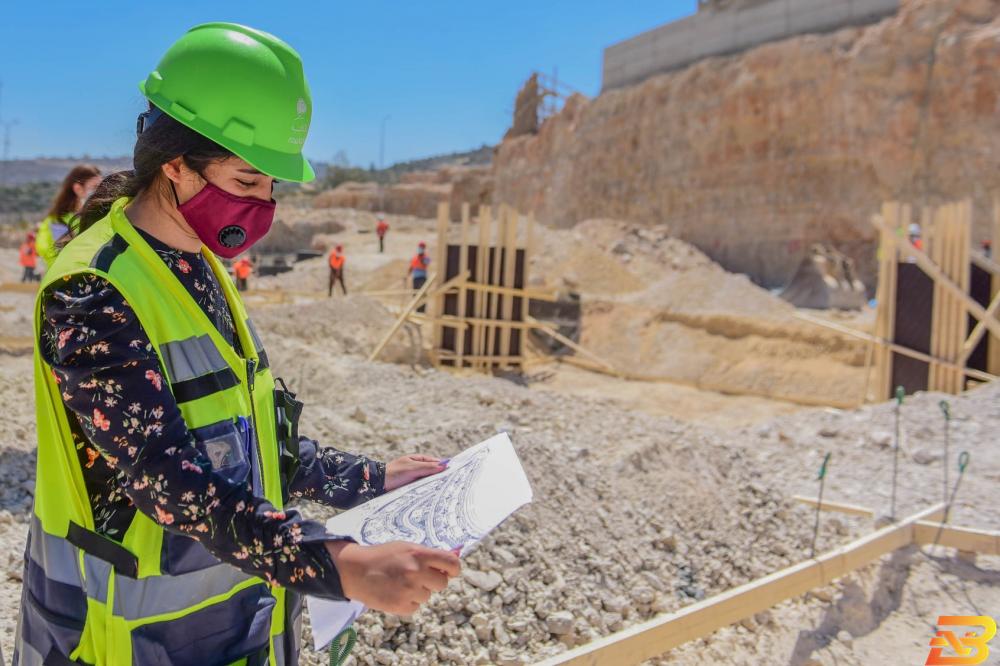 صورة توضيحية-مهندسة بأحد مواقع البناء في مدينة روابي-تصوير عرين الريناوي ارتفاع كبير برخص الأبنية في الربع الثالث من 2020