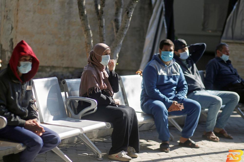 مواطنون يرتدون كمامات واقية ينتظرون أمام مستشفى الشفاء في غزة-تصوير رويترز 28 وفاة و1564 إصابة جديدة بفيروس كورونا
