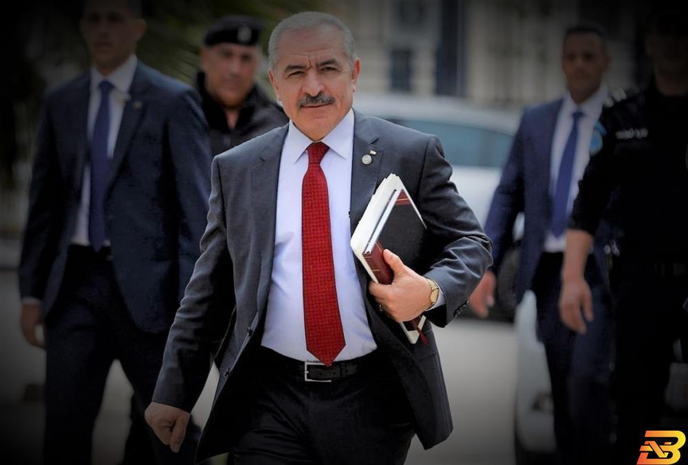 رئيس الوزراء محمد اشتية خلال توجهه لمكتبه-تصوير وكالات اشتية: لا يجب أن نسمح أن يكون أي فلسطيني موهوب بلا عمل