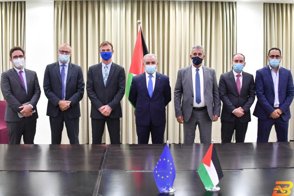 جانب من توقيع الاتفاقيات اشتية: الحكومة وقّعت اتفاقيات بـ 610 ملايين دولار خلال 2020