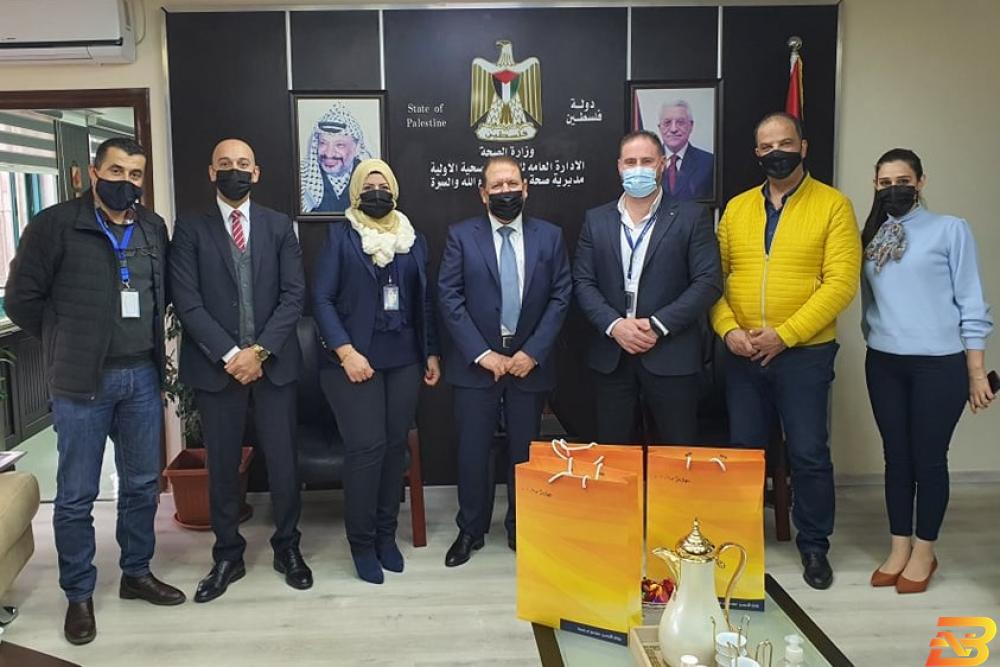 جانب من تسليم الدعم بنك الأردن يدعم جهوزية مديرية صحة رام الله لمواجهة جائحة كورونا