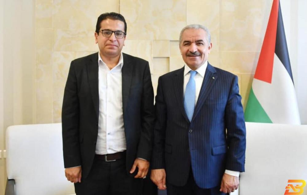 رئيس الوزراء محمد اشتية ومستشاره لشؤون الاقتصاد شاكر خليل مستشار اشتية: السياسة الحكيمة للحكومة أدت لتقليص خسائر الاقتصاد