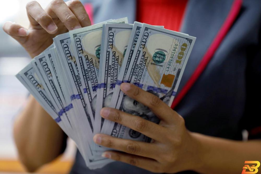 أوراق نقدية من عملة الدولار-تصوير رويترز الدولار مستقر في معاملات هزيلة مع إقرار ترامب حزمة المساعدة