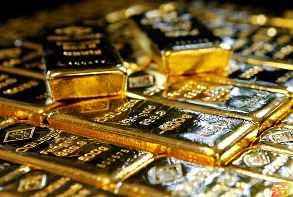 سبائك من الذهب-تصوير رويترز الذهب يبلغ ذروة أسبوع ابتهاجا بإقرار الحزمة الأمريكية