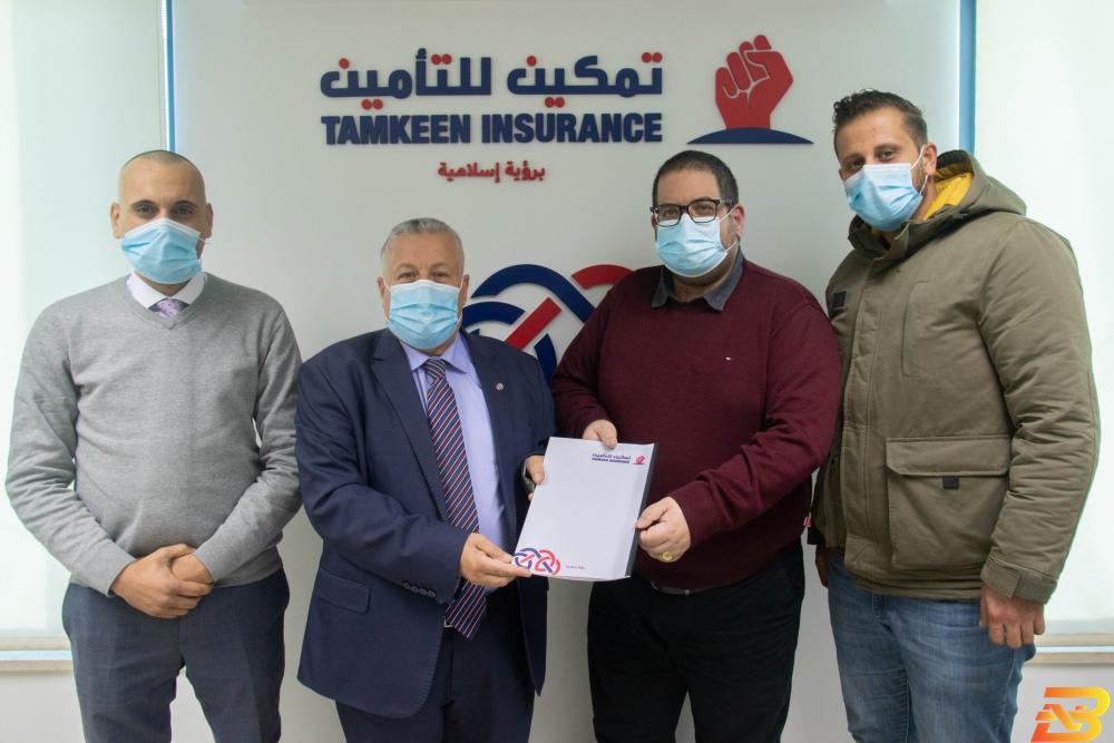 جانب من تسليم نتائج الدراسة تمكين للتأمين تتسلم نتائج دراسة سوقية حول معدل تأييد العلامة التجارية