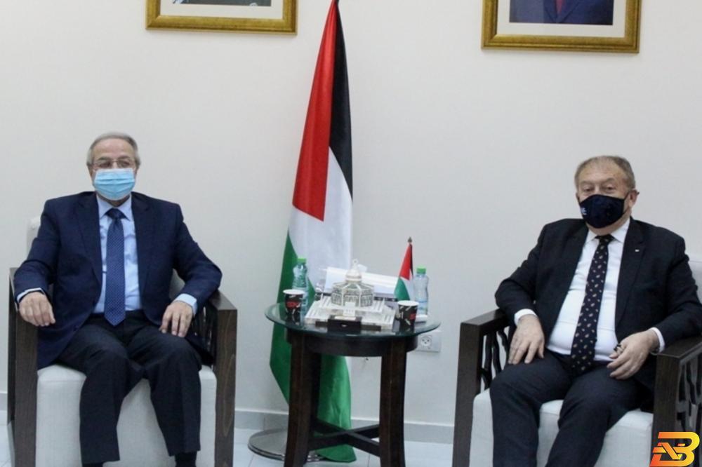 جانب من اللقاء العسيلي: التقيد بإجراءات الوقاية يجنبنا الإغلاق