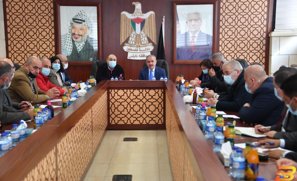 جانب من اللقاء اشتية: حزمة من المشاريع الى البلديات خلال شهر آذار المقبل