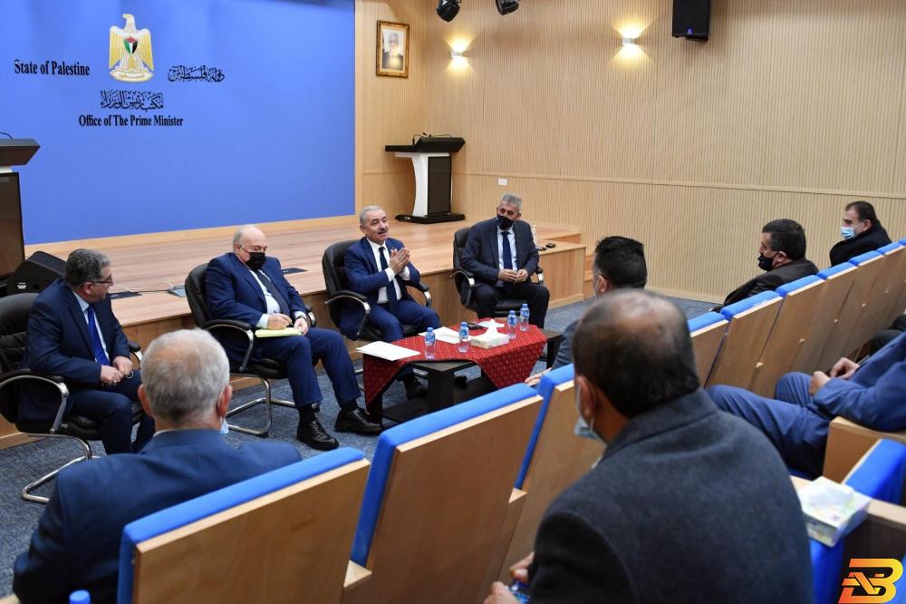 جانب من اللقاء اشتية يبحث مع اتحاد الهيئات المحلية آلية معالجة الديون والمستحقات