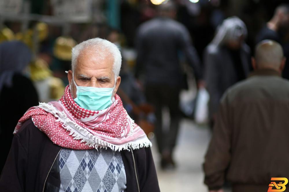 مواطن يرتدي كمامة للوقاية من عدوى فيروس كورونا-تصوير وكالات 8 وفيات و524 إصابة جديدة بفيروس كورونا