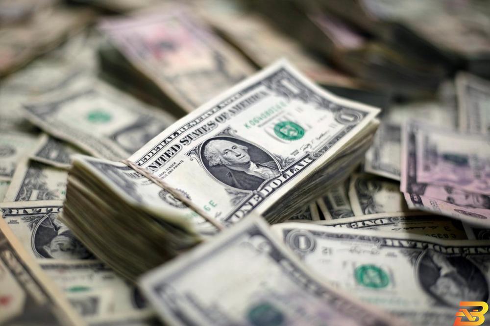 أوراق نقدية من عملة الدولار-تصوير رويترز الدولار يواجه ضغوطًا مع انتعاش المعنويات بدعم من آمال تحفيز جديد