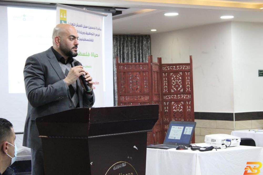 الوكيل المساعد في وزارة العمل رامي مهداوي يلقي كلمته خلال الاجتماع إطلاق منصة الدعم الاقتصادي والاجتماعي في الجنوب