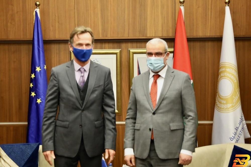 جانب من اللقاء محافظ سلطة النقد يطلع ممثل الاتحاد الأوروبي على تطورات القطاع المصرفي