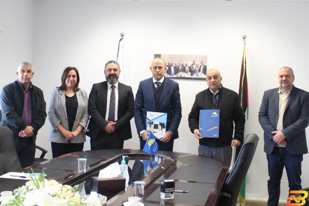 جانب من توقيع الاتفاقية مع غرفة تجارة وصناعة محافظة بيت لحم المشرق للتأمين توقّع اتفاقيتين مع غرفتي التجارة في رام الله وبيت لحم