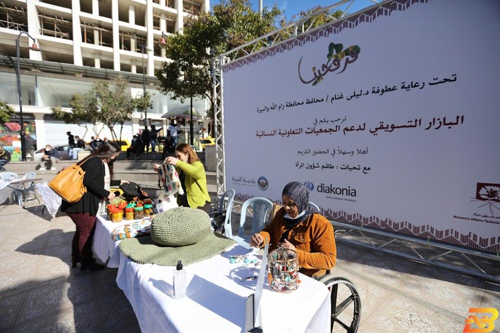 جانب من البازار-تصوير وفا ’فرفحينا’..بازار تسويقي لدعم الجمعيات التعاونية النسوية