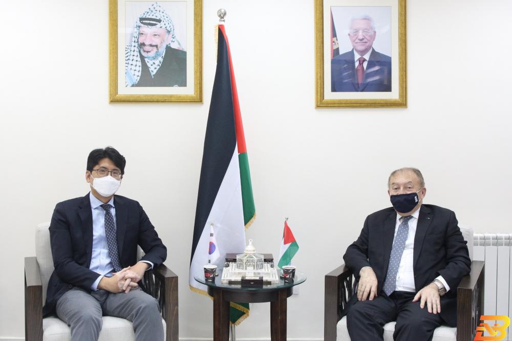 جانب من اللقاء وزير الاقتصاد وممثل كوريا الجنوبية يبحثان تعزيز التعاون الاقتصادي