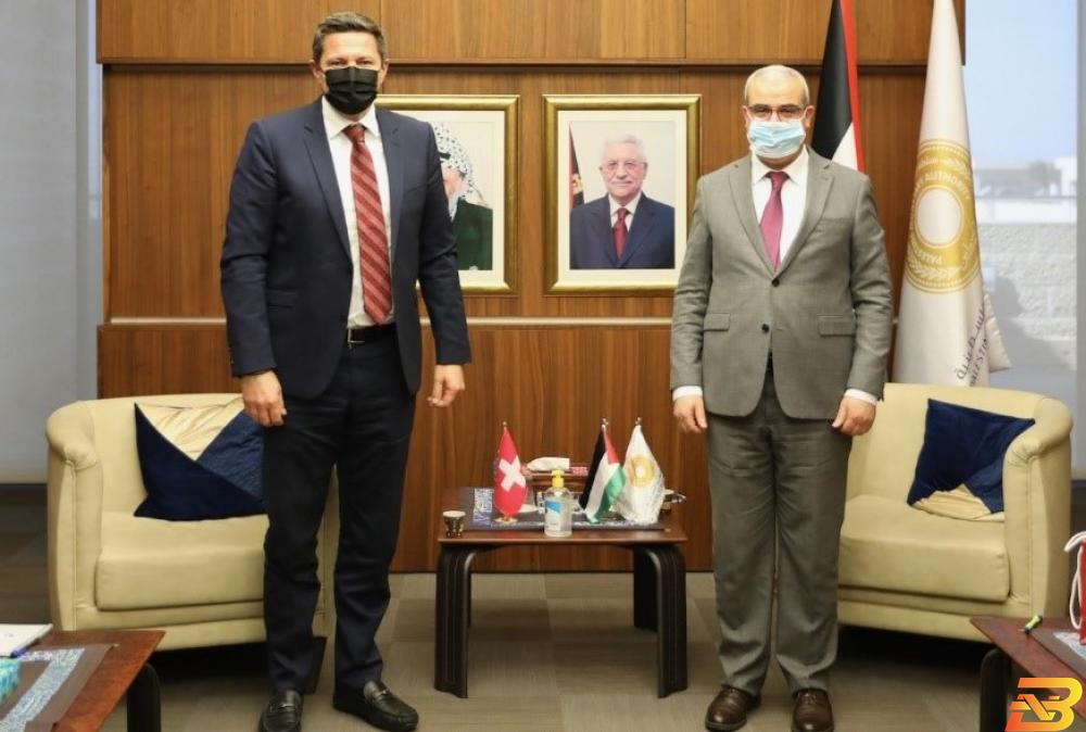 جانب من اللقاء محافظ سلطة النقد يلتقي ممثل سويسرا لدى فلسطين