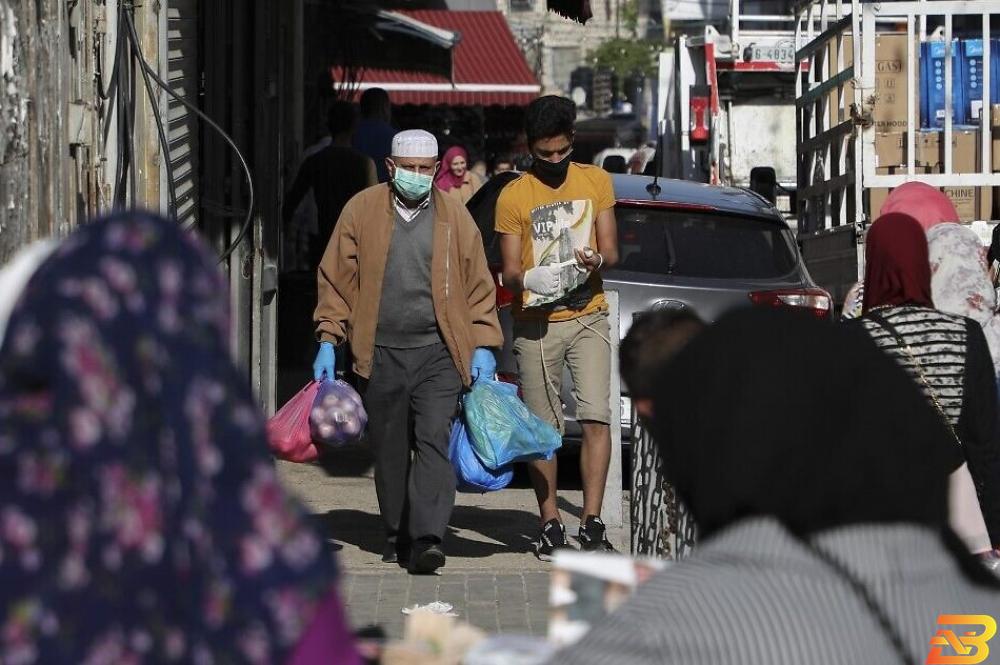 صورة توضيحية-مواطنون يتسوقون وسط مدينة رام الله-تصوير وكالات تمديد فتح المحال التجارية حتى التاسعة مساءً
