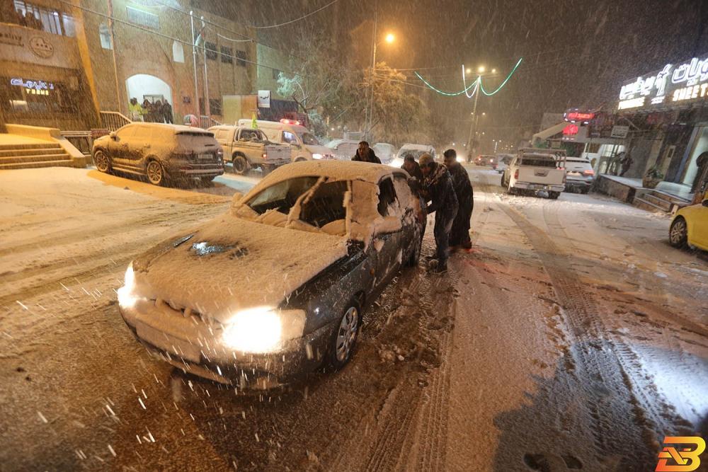مركبة عالقة في الخليل بفعل تساقط الثلوج-تصوير وفا بسبب الثلوج-تعطيل دوام الوزارات والمؤسسات الحكومية والبنوك