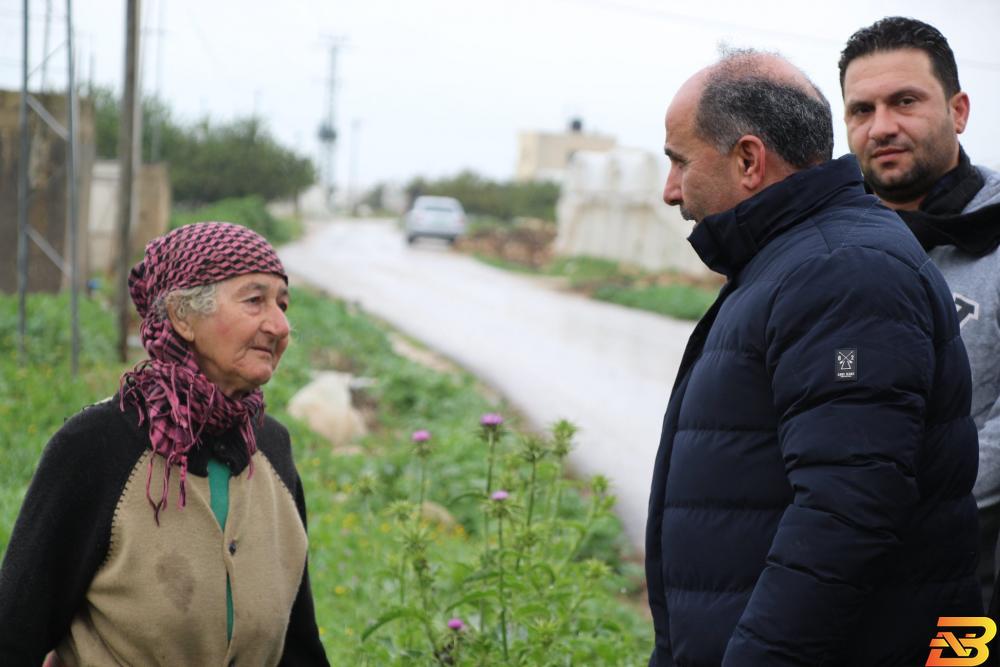 صورة أرشيفية-وزير الزراعة رياض العطاري يتفقد المزارعين المتضررين في طولكرم العام الماضي-أرشيف وفا وزير الزراعة: سندعم المزارعين المتضررين من المنخفض الجوي