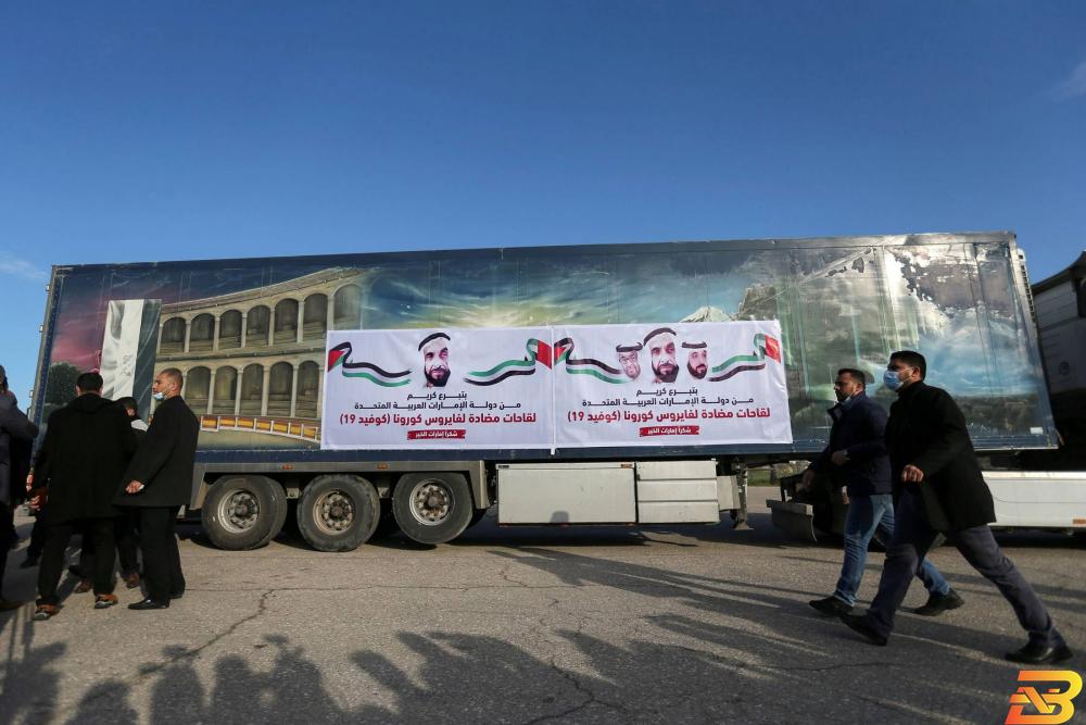 شاحنة تحمل شحنة من لقاح (سبوتنيك في) أرسلتها الإمارات عند معبر رفح جنوب قطاع غزة يوم الأحد. تصوير: إبراهيم أبو مصطفى - رويترز البنك الدولي: خطة التطعيم الفلسطينية ضد كورونا تواجه نقصًا تمويليًا كبيرًا
