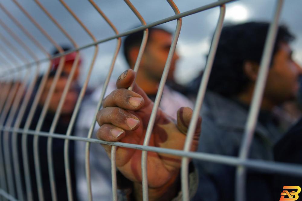 صورة توضيحية-عمال فلسطينيون يقطعون حاجزًا إسرائيليًا قرب رام الله للوصول إلى عملهم-تصوير وكالات بالأرقام-سوق العمل الفلسطيني الأكثر تأثرًا بجائحة كورونا